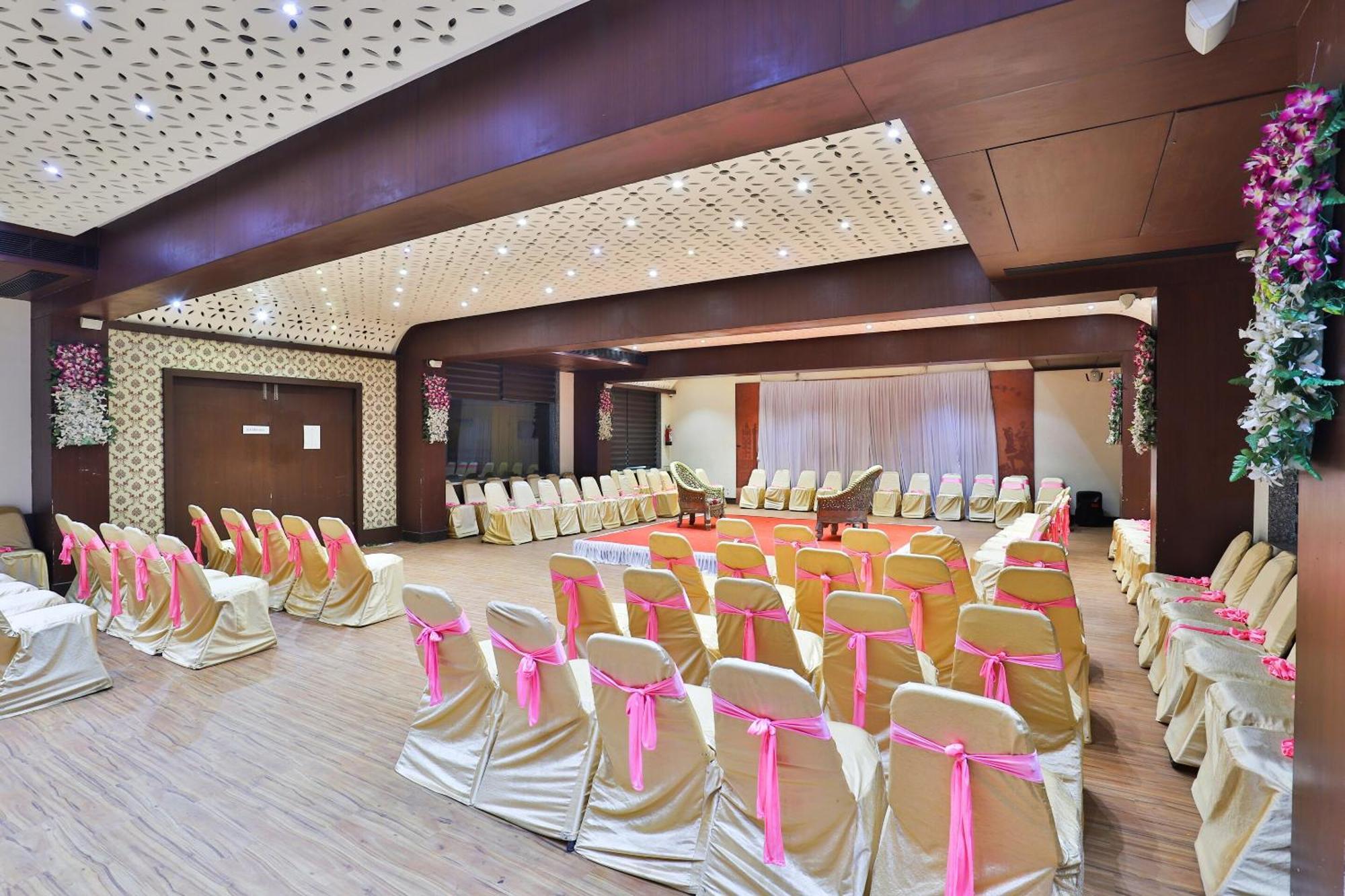 Oyo 4320 Hotel Aum Regency Vadodara Eksteriør billede