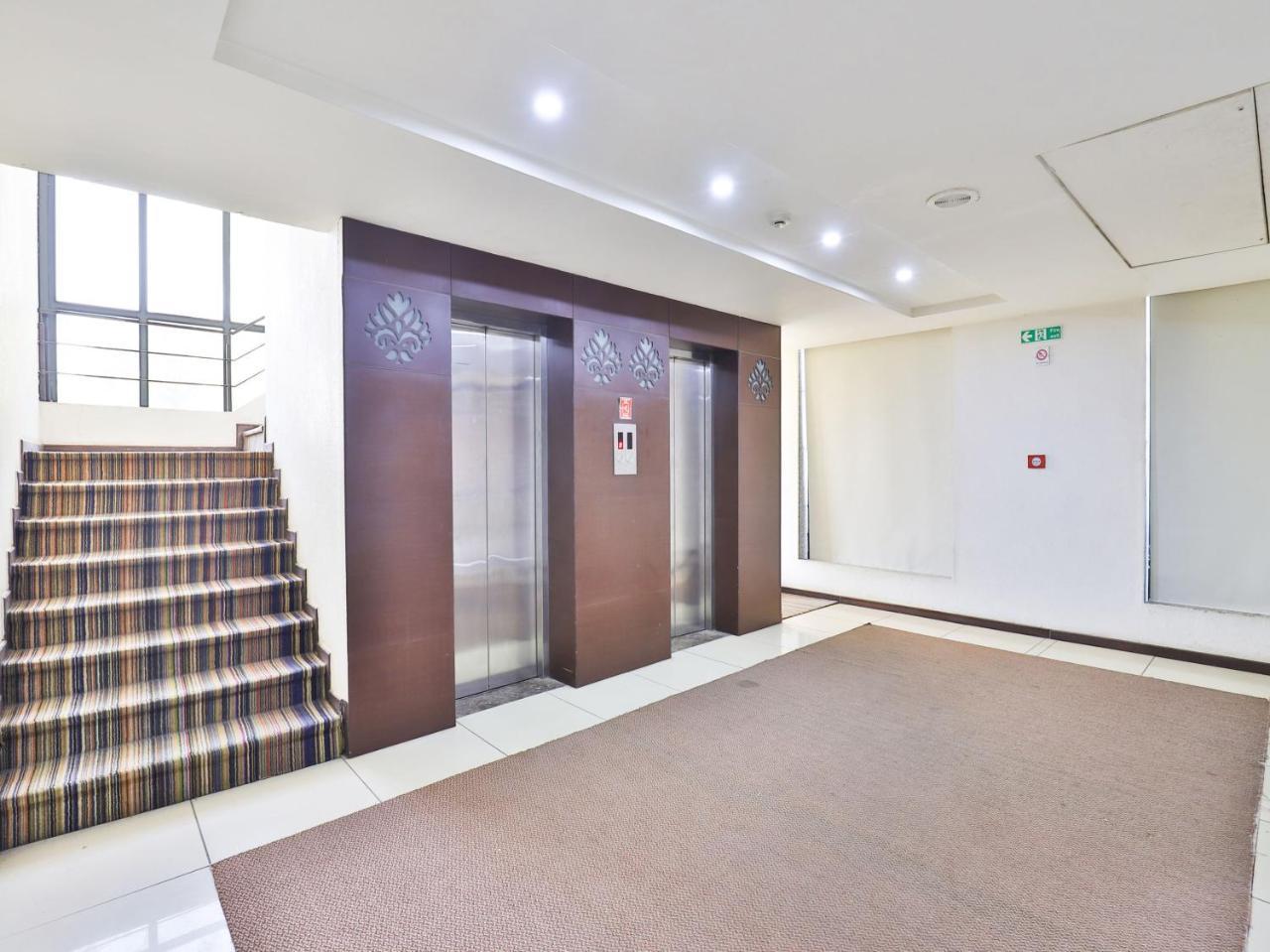 Oyo 4320 Hotel Aum Regency Vadodara Eksteriør billede