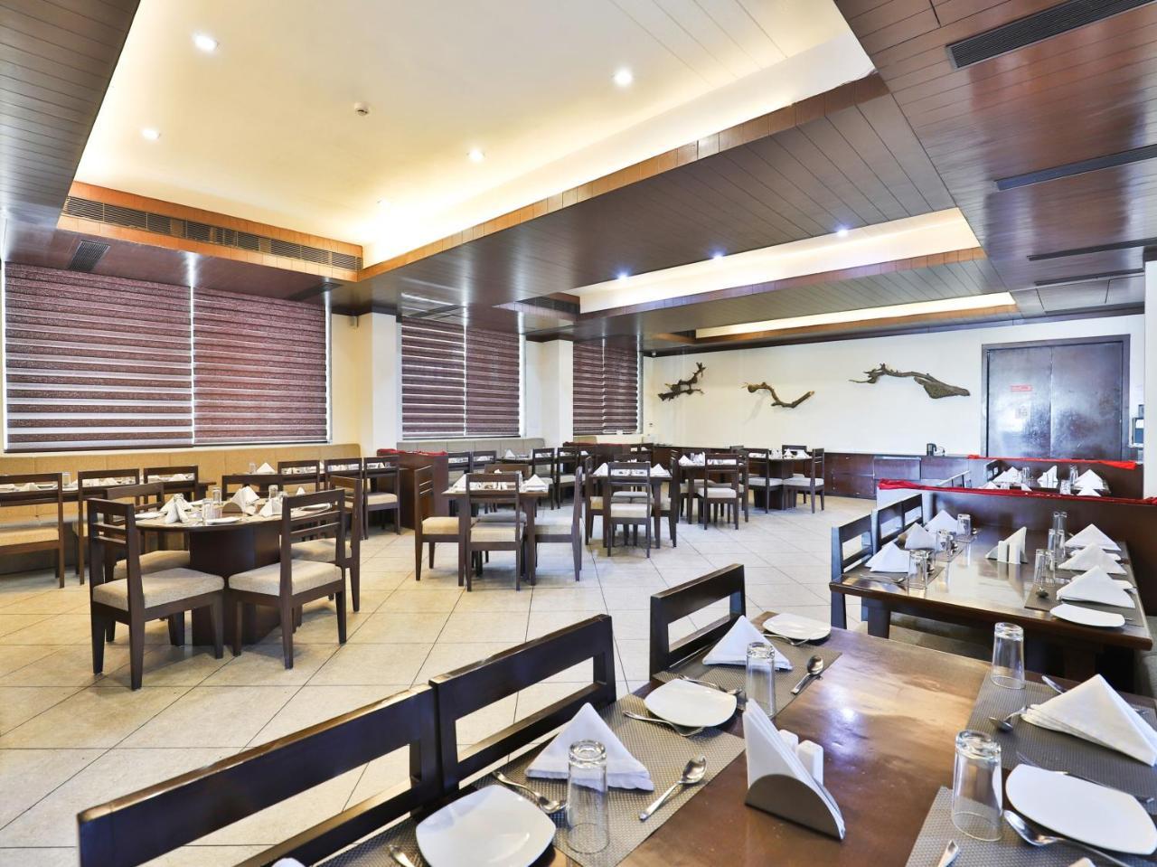 Oyo 4320 Hotel Aum Regency Vadodara Eksteriør billede