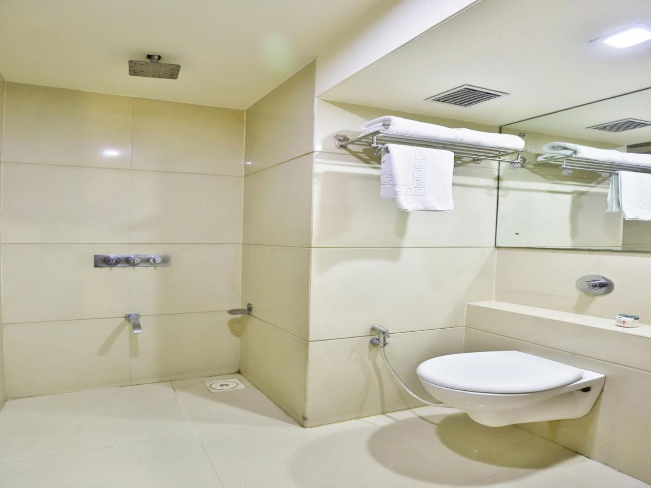 Oyo 4320 Hotel Aum Regency Vadodara Eksteriør billede